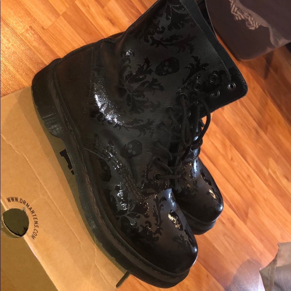DOC MARTENS  SIZE 9